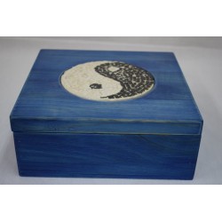 Caja de madera en color azul